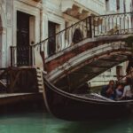 Una gondola tra i canali di Venezia