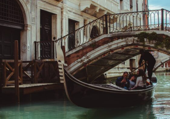 Una gondola tra i canali di Venezia