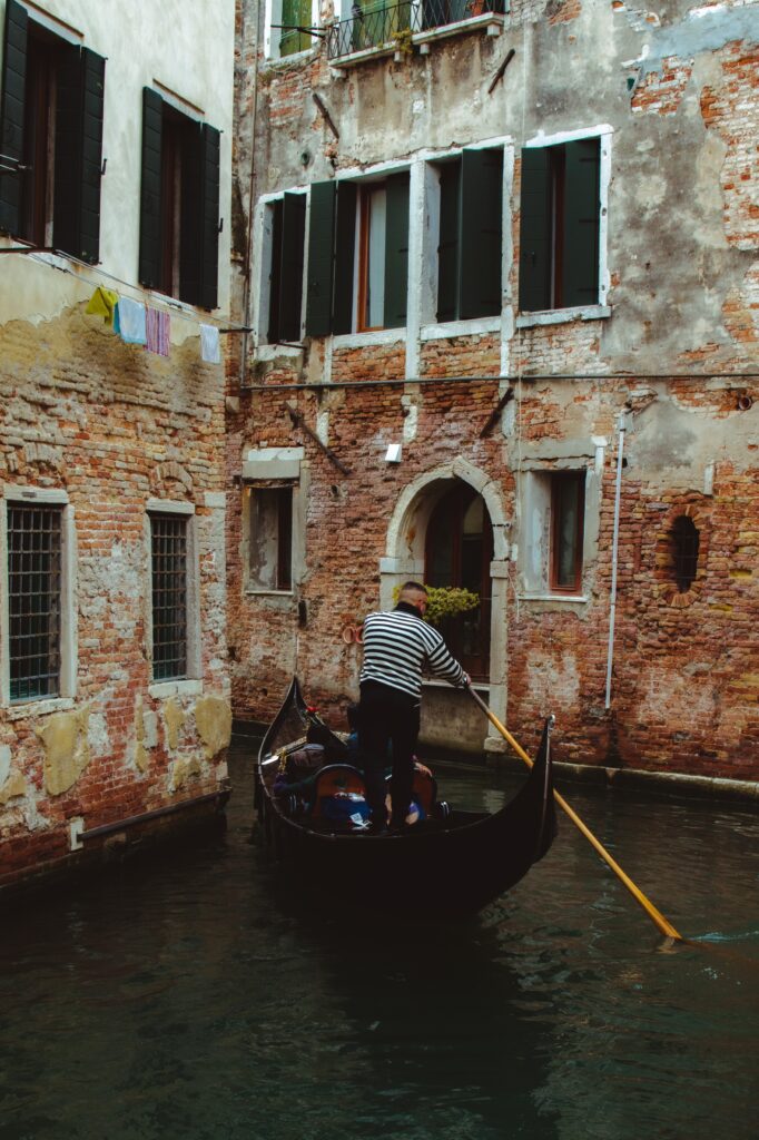 Uno dei tanti canali di Venezia e le Gondole