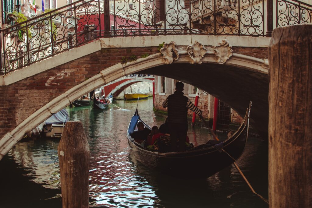Uno dei tanti canali di Venezia e le Gondole